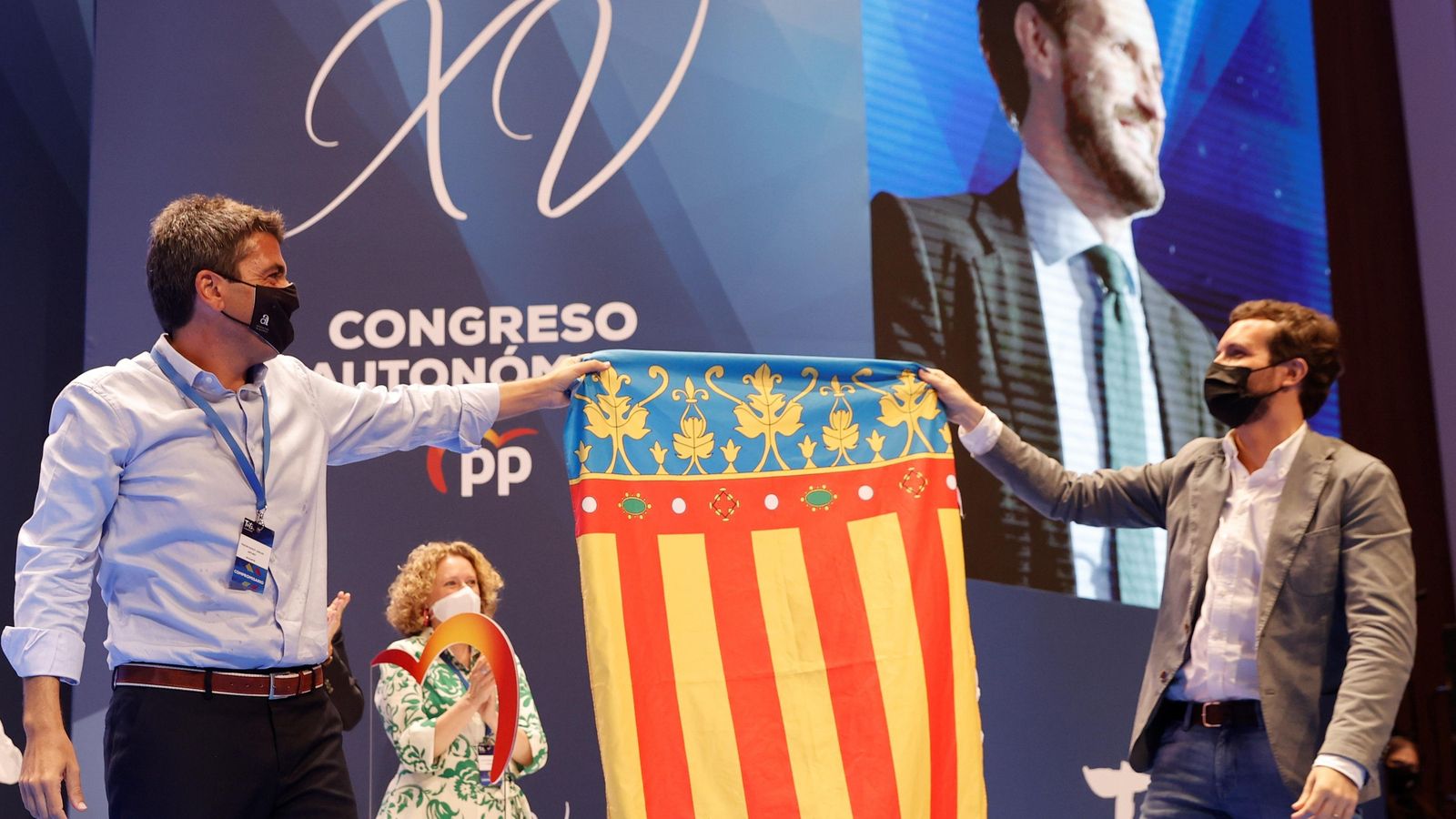 El president del PP, Pablo Casado, agafa la senyera al costat del nou president del PPCV, Carlos Mazón