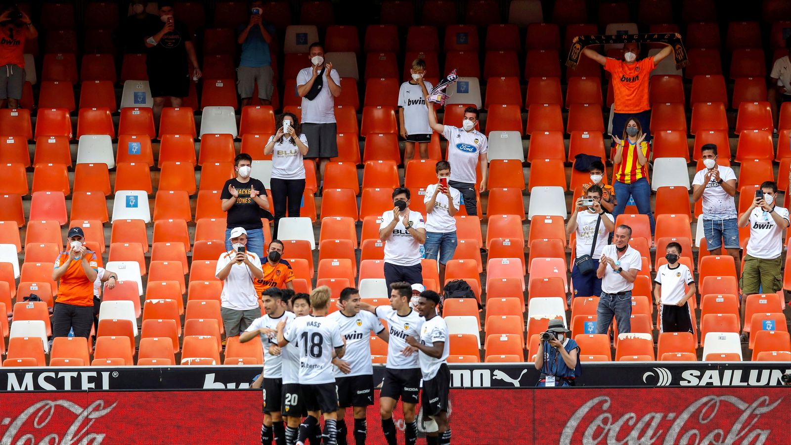 La afició del València celebra un dels gols a Mestalla