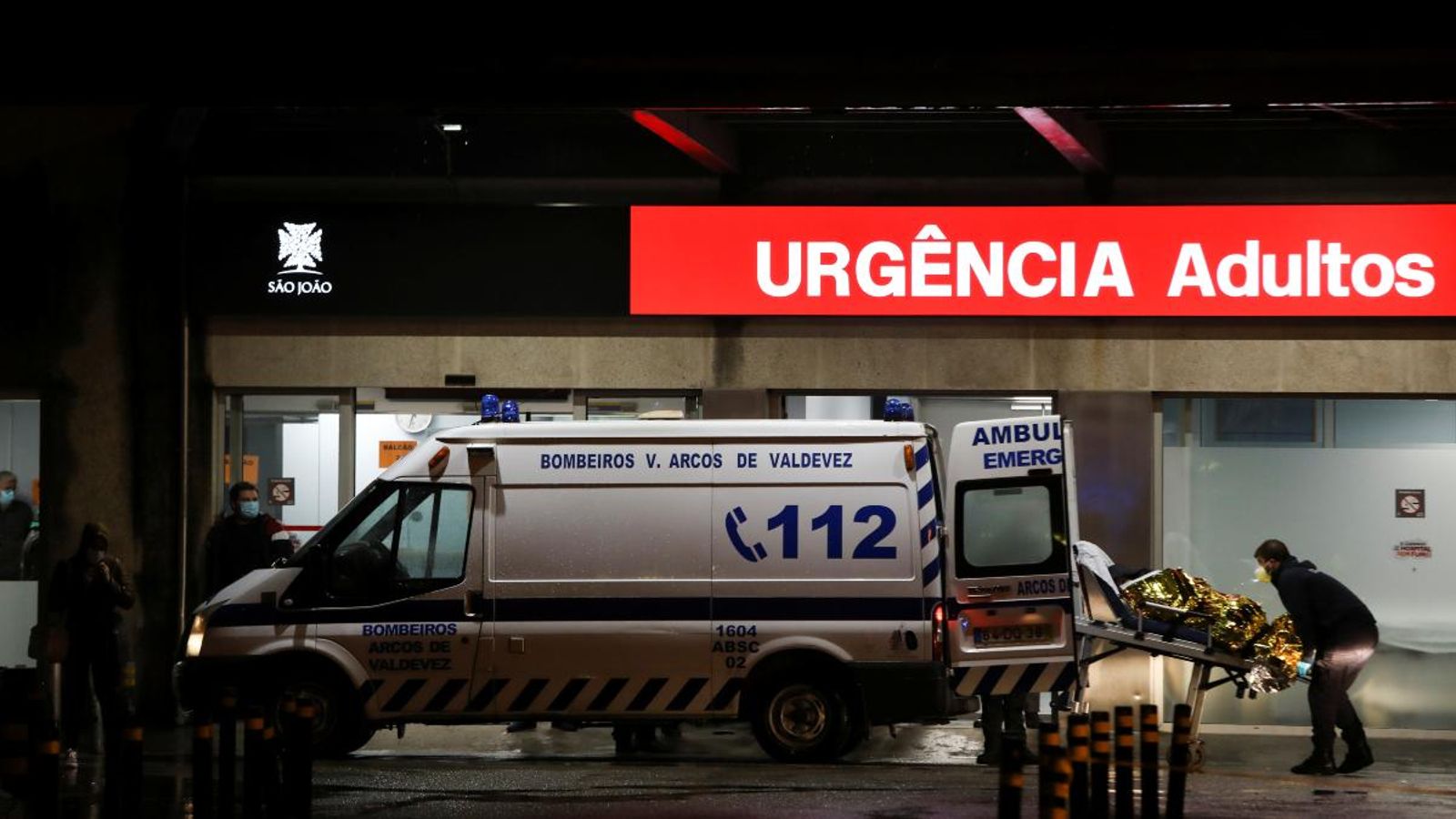 Una ambulància arriba a un hospital de Porto