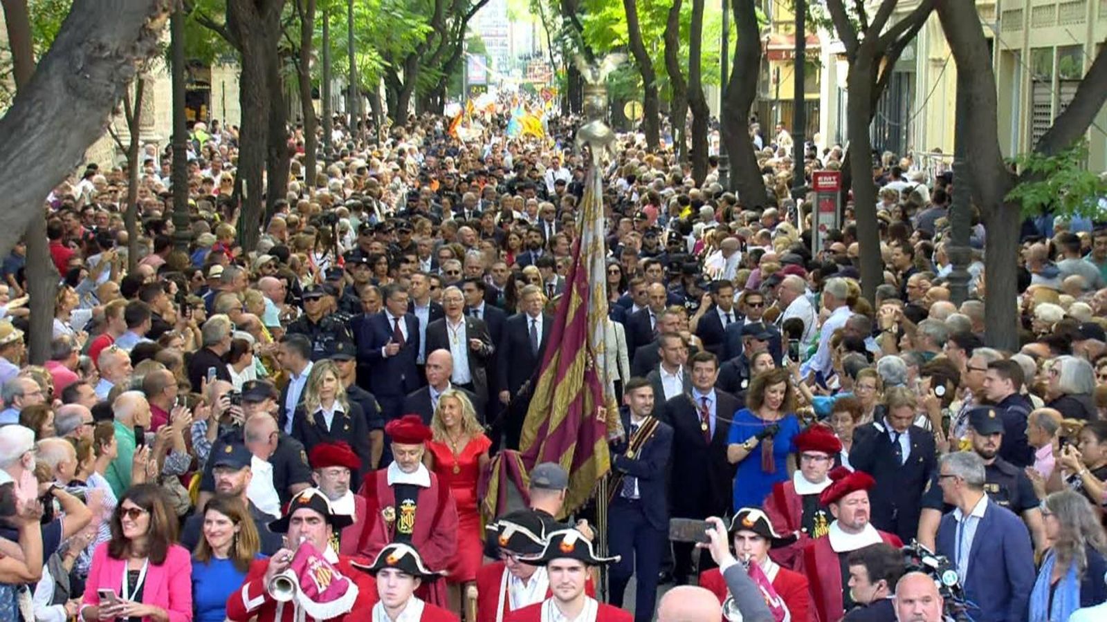 Finalitza la processó cívica amb la tornada de la Senyera