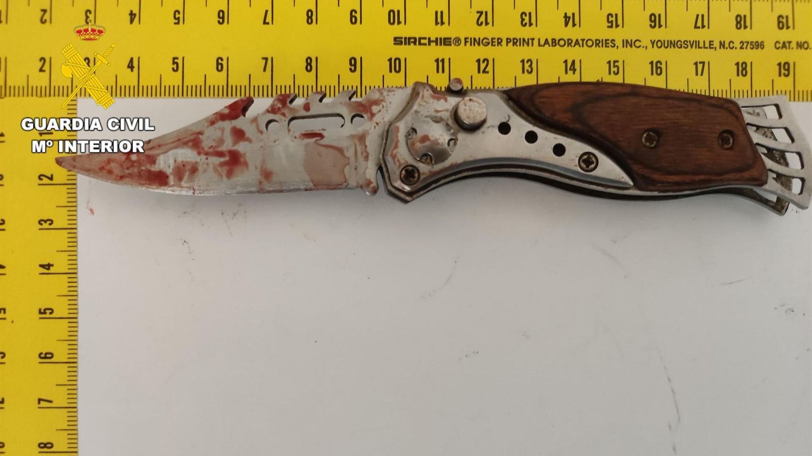 La jove li va clavar aquesta navalla al seu amic en ple carrer