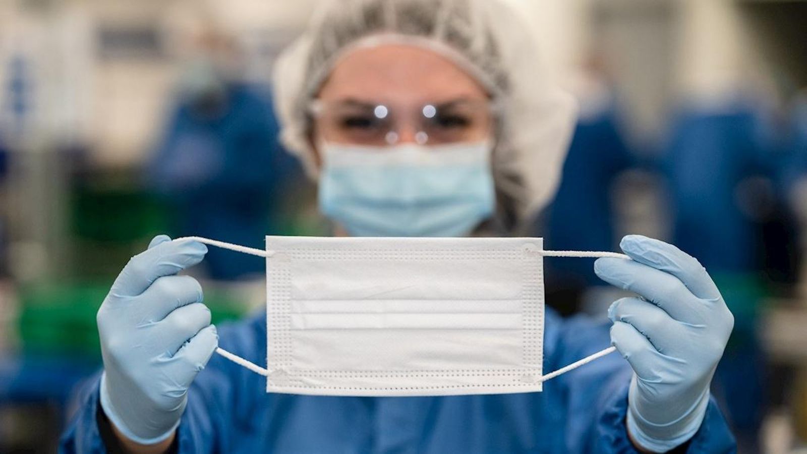 Una sanitària mostra una mascareta