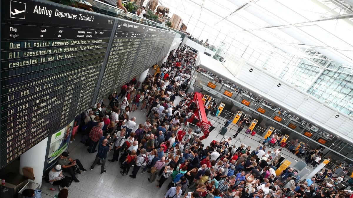 Passatgers esperen informació de vols a la terminal 2, després de tancar-la temporalment durant l’operació policial Passatgers esperen informació de vols a la terminal 2, després de tancar-la temporalment durant l’operació policial