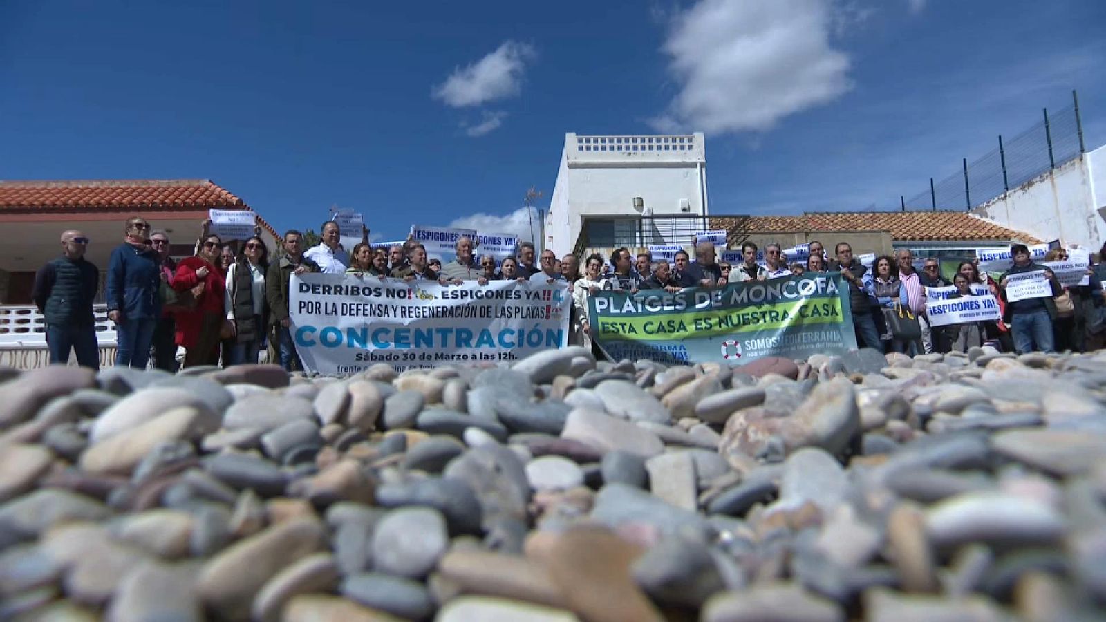 Manifestació en contra de l'enderrocament de l'habitatge de l'avinguda Mare Nostrum de Moncofa