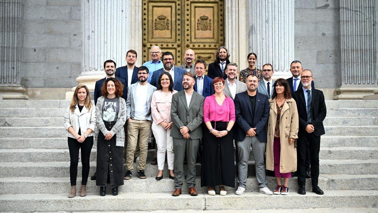 El diputats de Compromís, acompanyats dels representants de les formacions signants del recurs, a les portes del Congrés
