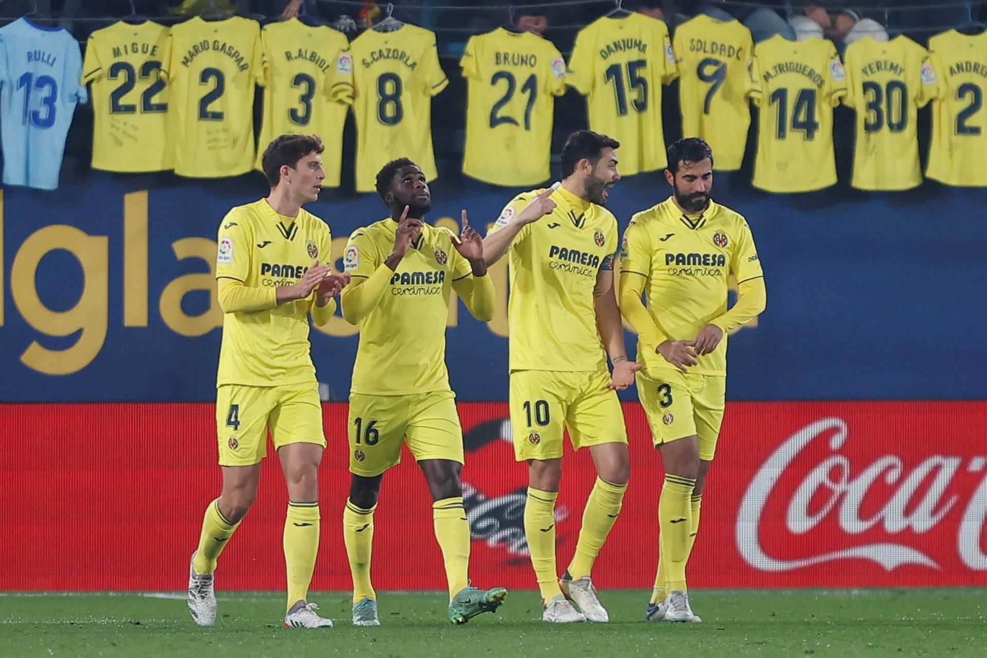 El davanter del Vila-real, Boulaye Dia, celebra el seu gol del contra el Llevant a l'estadi de la Ceràmica