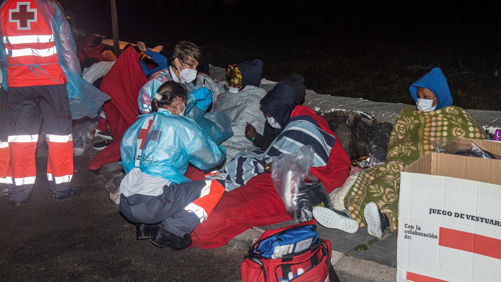 Els serveis de Creu Roja atenen els immigrants rescatats de la mar a Lanzarote