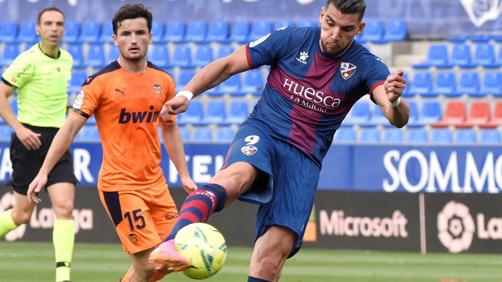 L'exvalencianista Rafa Mir ha tingut en les seues botes la salvació de l'Osca