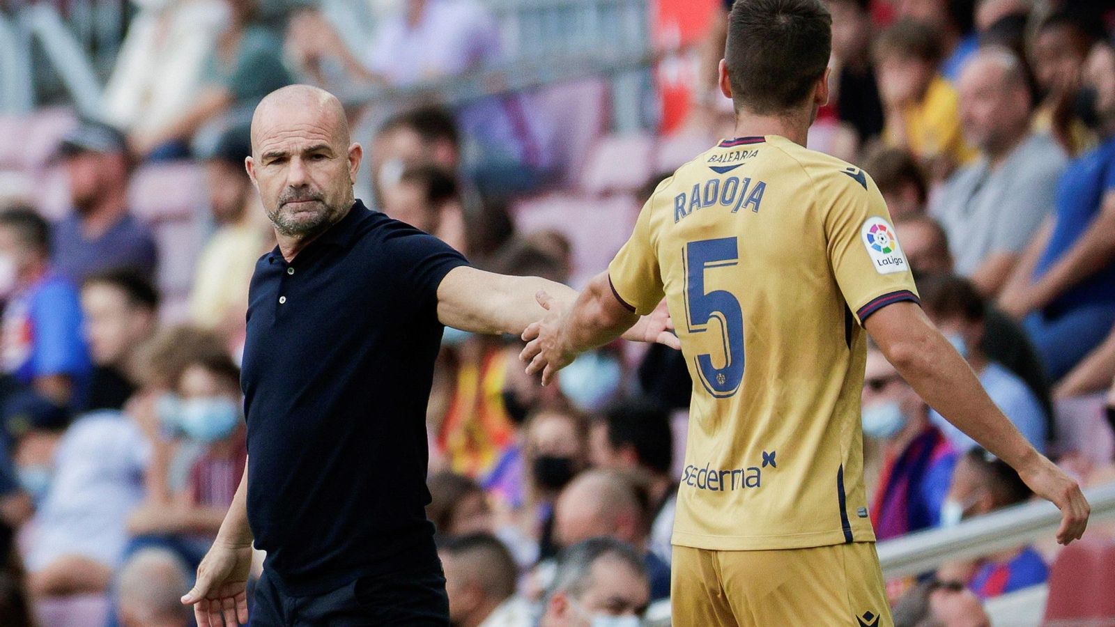 Paco López li xoca la mà al centrecampista Radoja