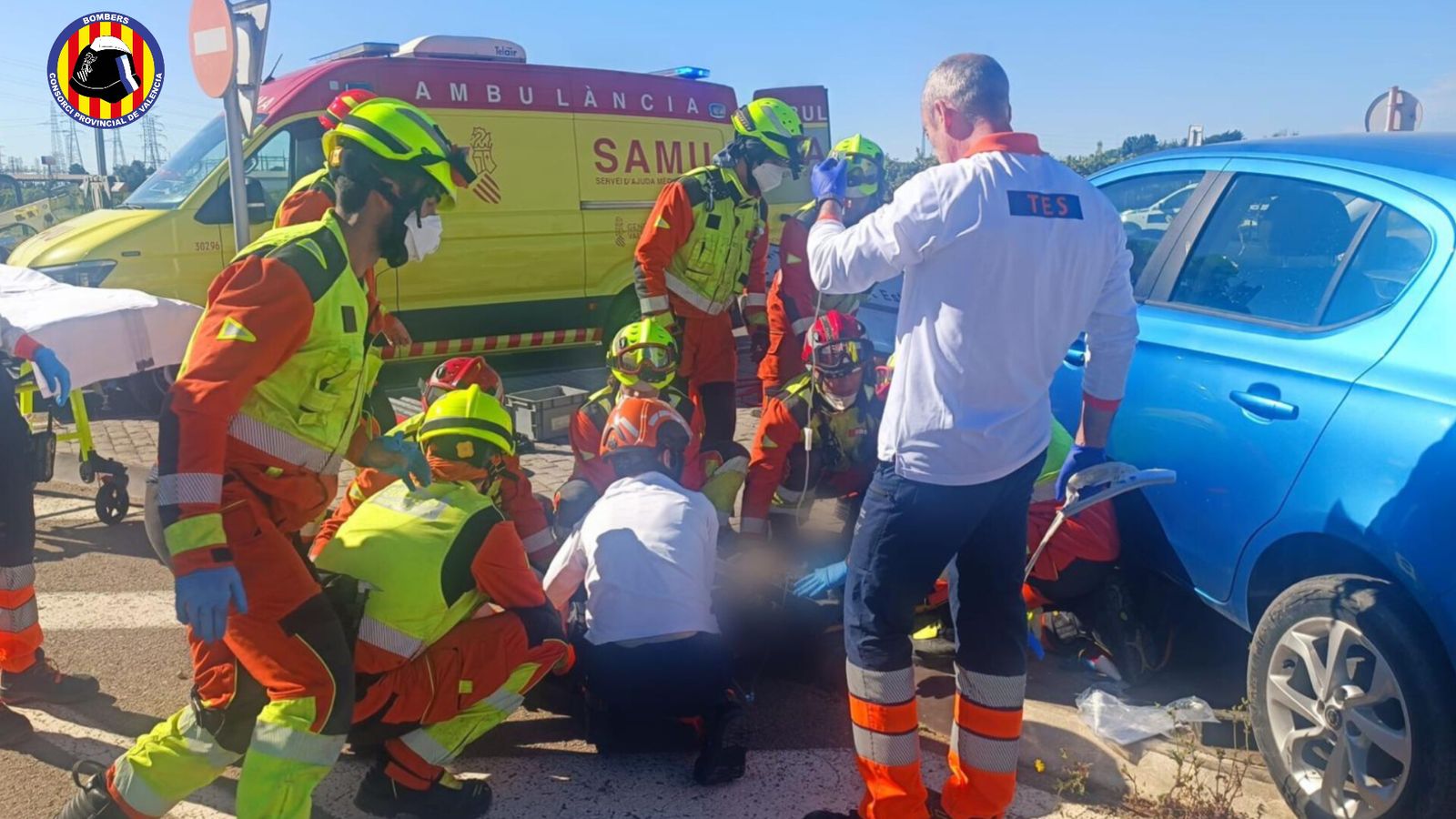Rescaten el conductor d’un patinet atrapat sota un cotxe en un accident a Torrent