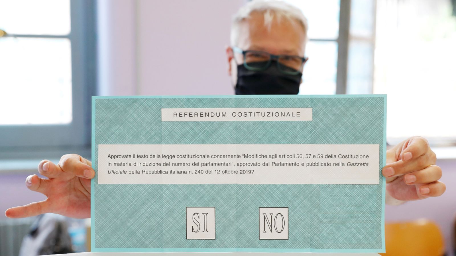 Un home mostra la papereta del referèndum.