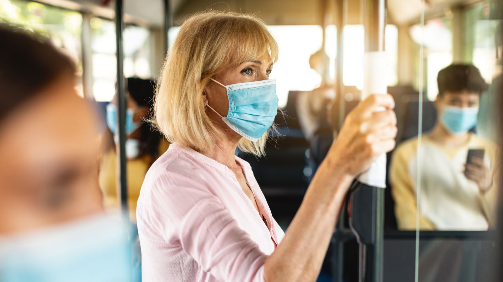 Les veus expertes aconsellen que les mascaretes continuen sent obligatòries en el transport públic