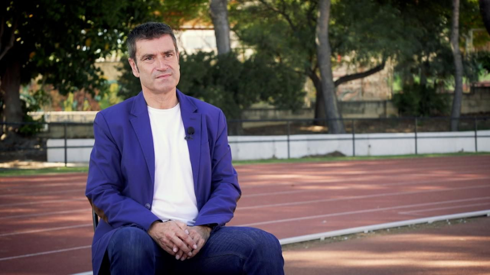 Xavi Blasco és el presentador de la retransmissió de la Marató per À Punt i corredor