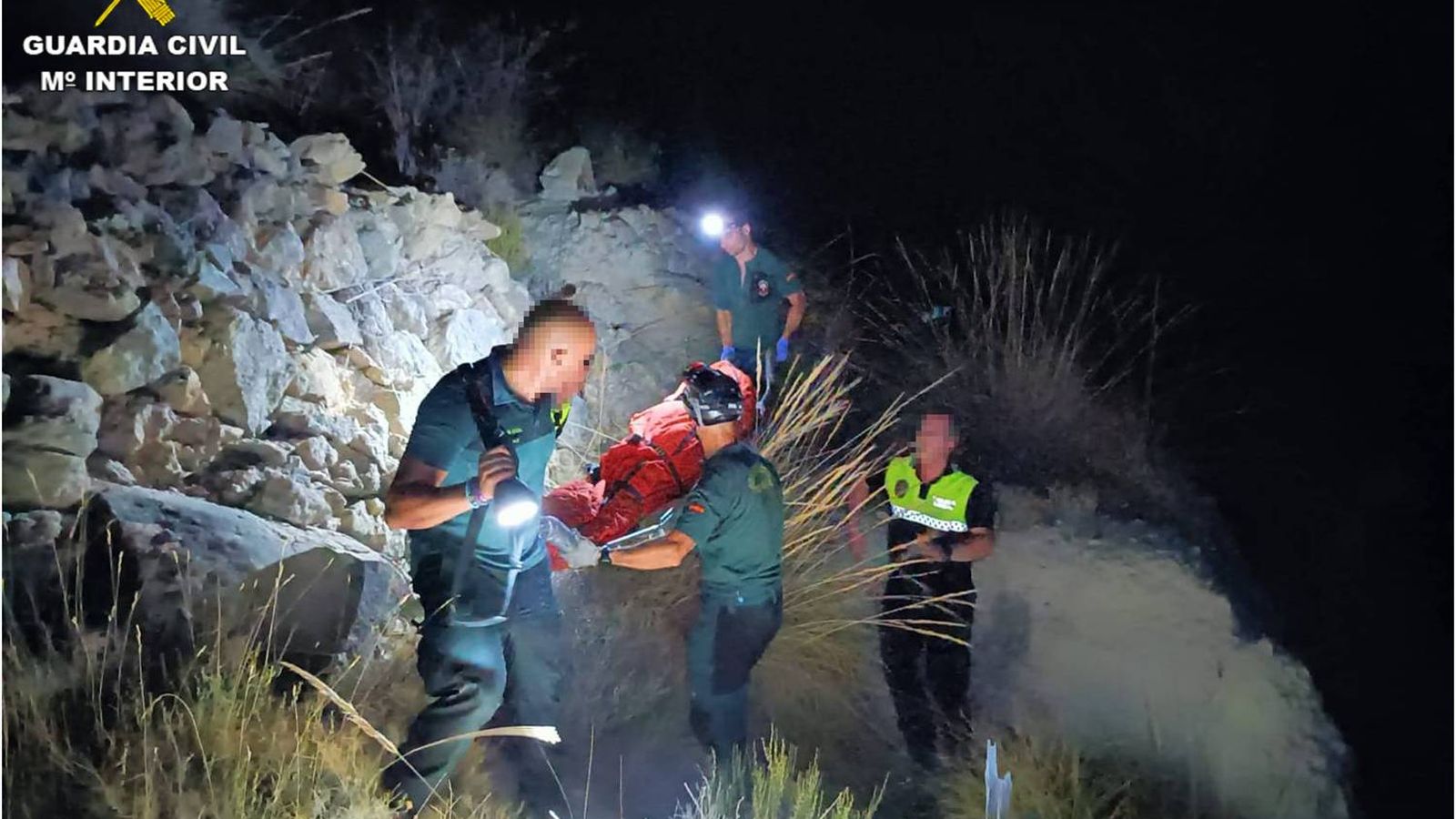 Agents de la Guàrdia Civil traslladen en una camilla el cos sense vida de l'home desaparegut