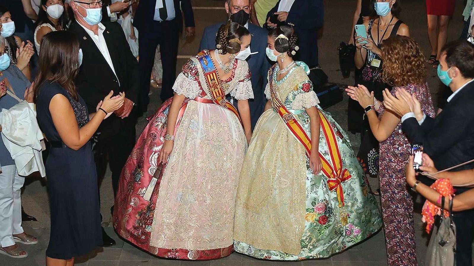 La Fallera Major, Consuelo Llobel, i la Fallera Major Infantil, Carla García, en la seua entrada a La Fonteta de Sant Lluís