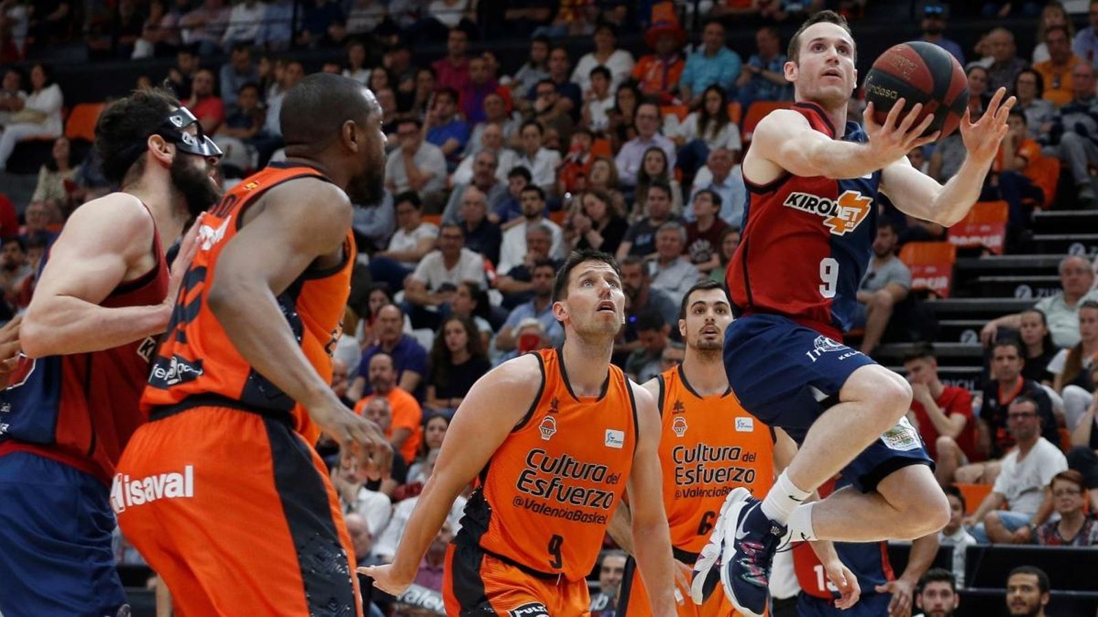 El jugador del Kirolbet Baskonia Marcelinho Huertas entra a cistella