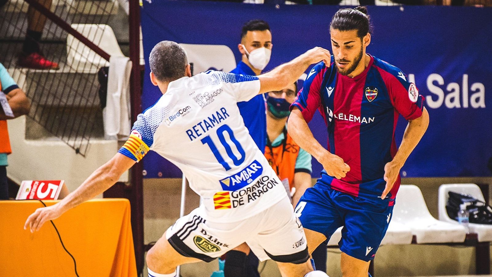 Esteban tracta d'anar-se'n de Retamar