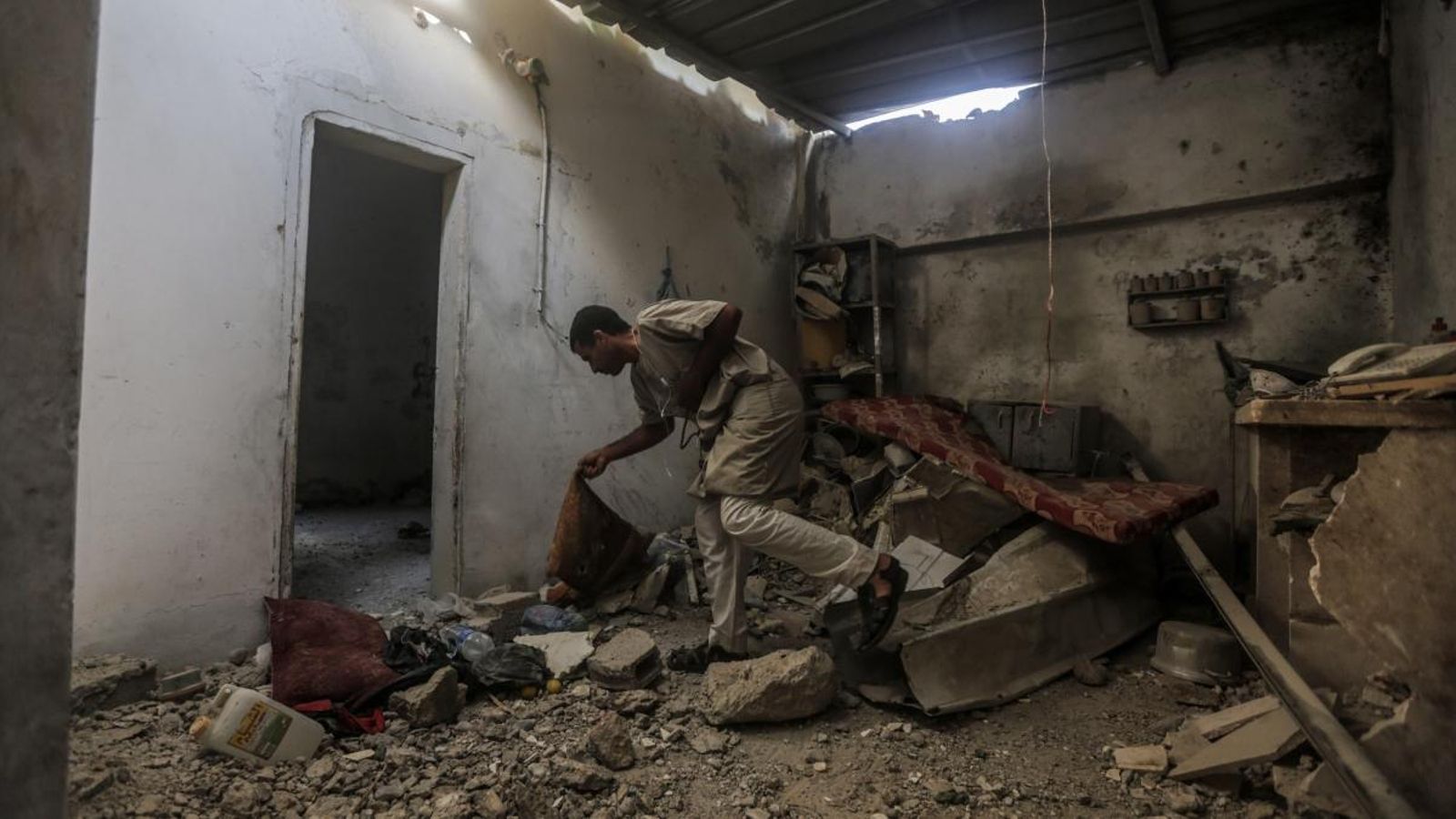 Un home observa els danys en la seua casa després d'un atac aeri en la localitat de Deir Al Balah. EFE
