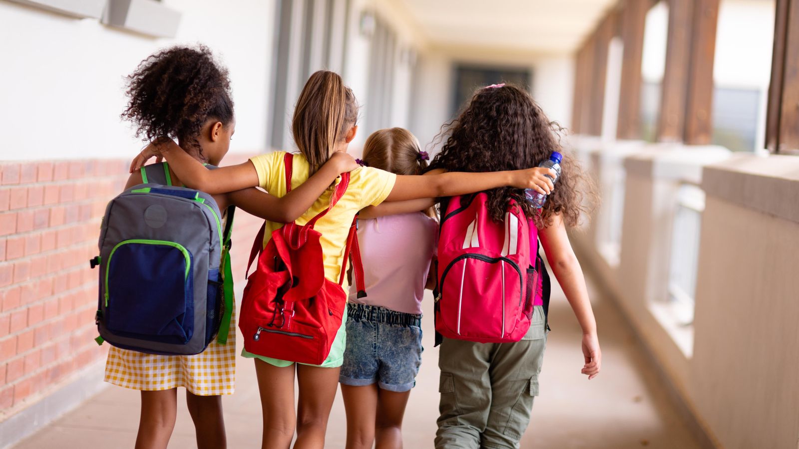 Portada: Unes alumnes al corredor d'una escola
