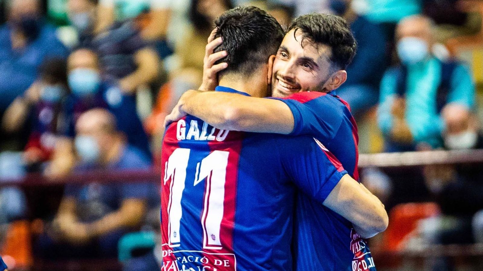 Rubi celebra un gol amb Gallo