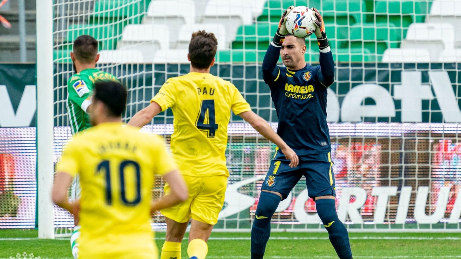 Sergio Asenjo en una de les parades del partit
