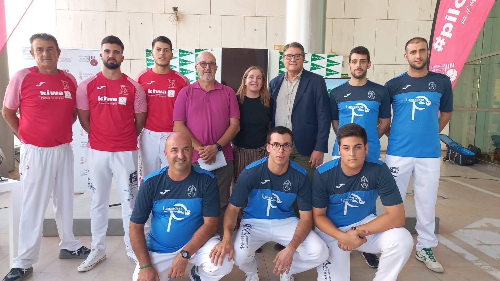 Equips de Quart de les Valls i Montserrat en la presentació de les finals