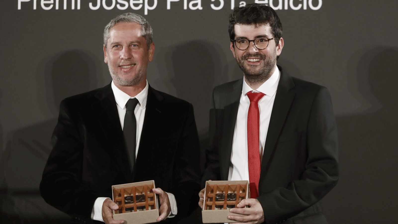 Els escriptors Guillermo Martínez i Marc Artigau durant l'entrega de premis