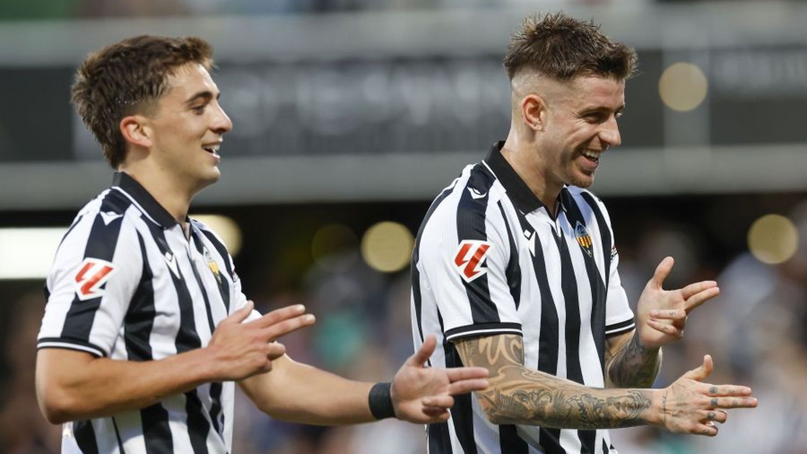 Cala i Raúl Sánchez celebren el primer gol del partit