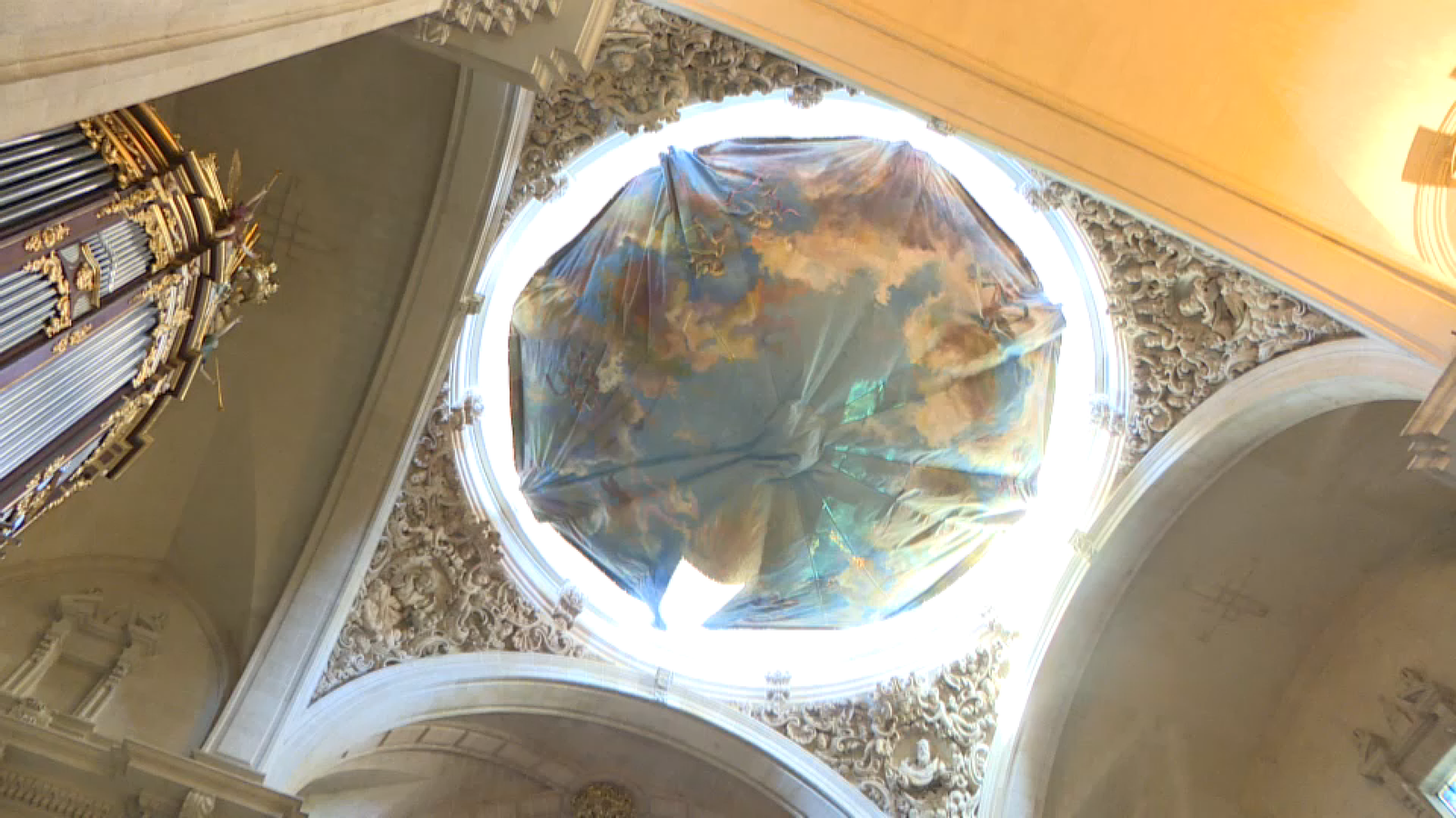 El cel del Misteri d'Elx instal·lat en la basílica de Santa Maria