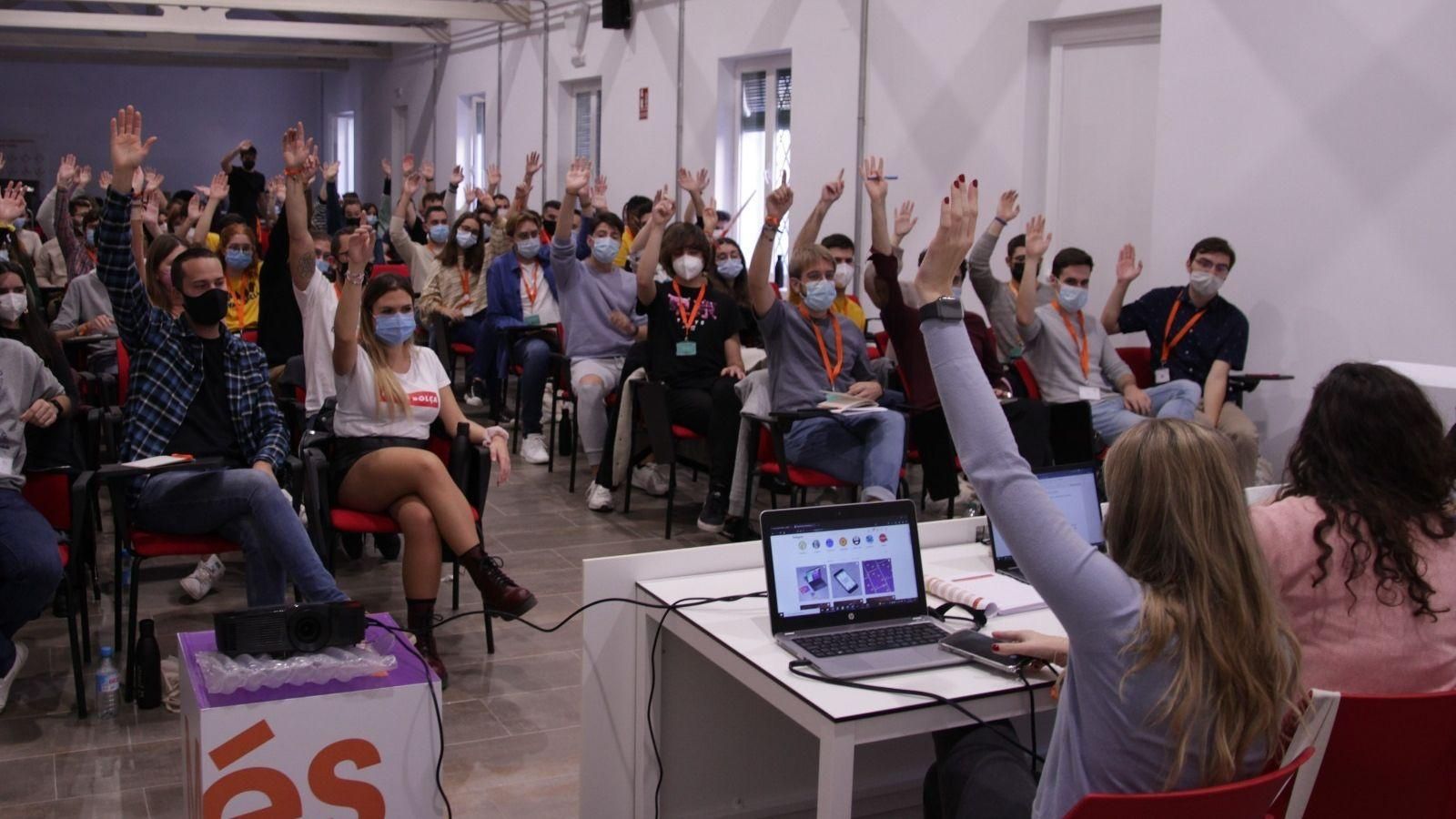 Foto d'arxiu d'una votació a una reunió dels Joves PV- Compromís