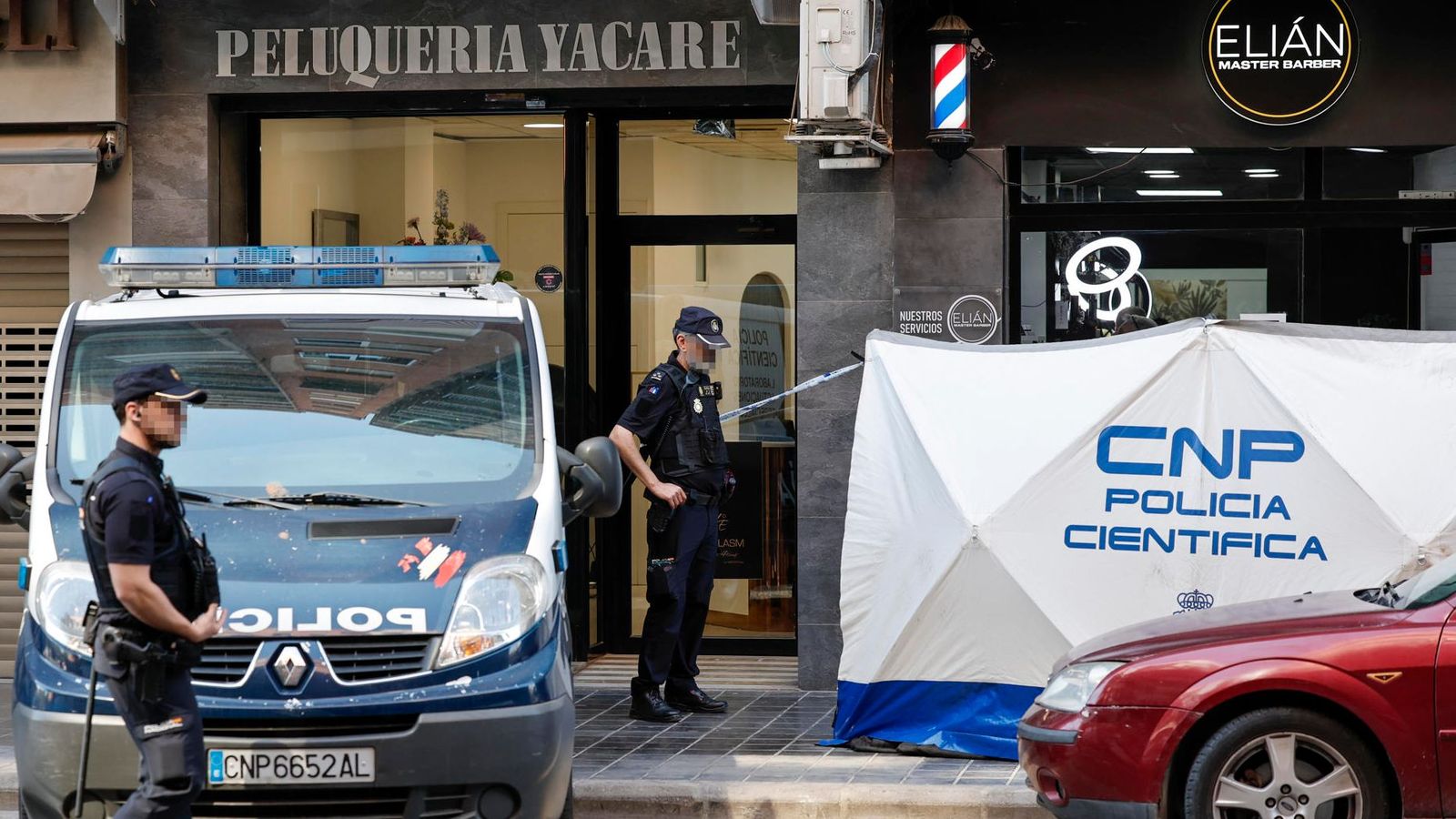 La façana del local on va produir el crim, a la dreta