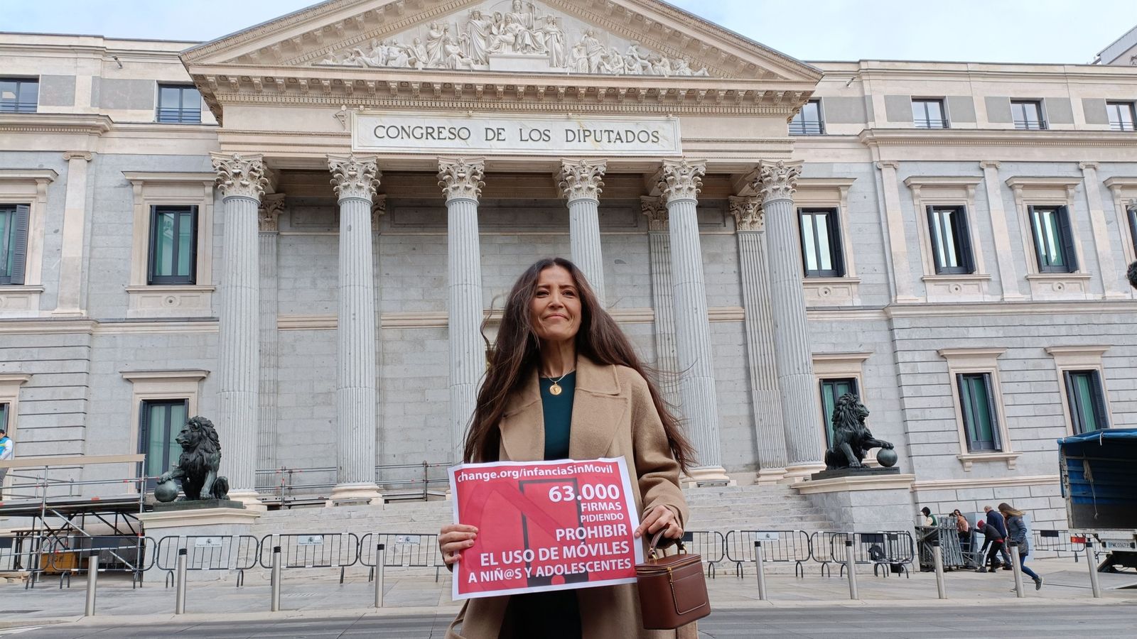 La professora Ángela Sánchez, a les portes del Congrés, on va lliurar les milers de signatures recollides per a limitar l'ús del mòbil