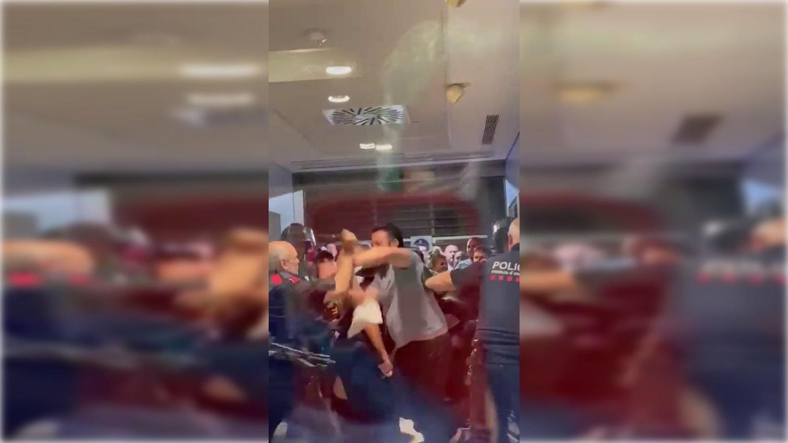 Diverses persones intenten entrar per la força a l'Hospital de Girona