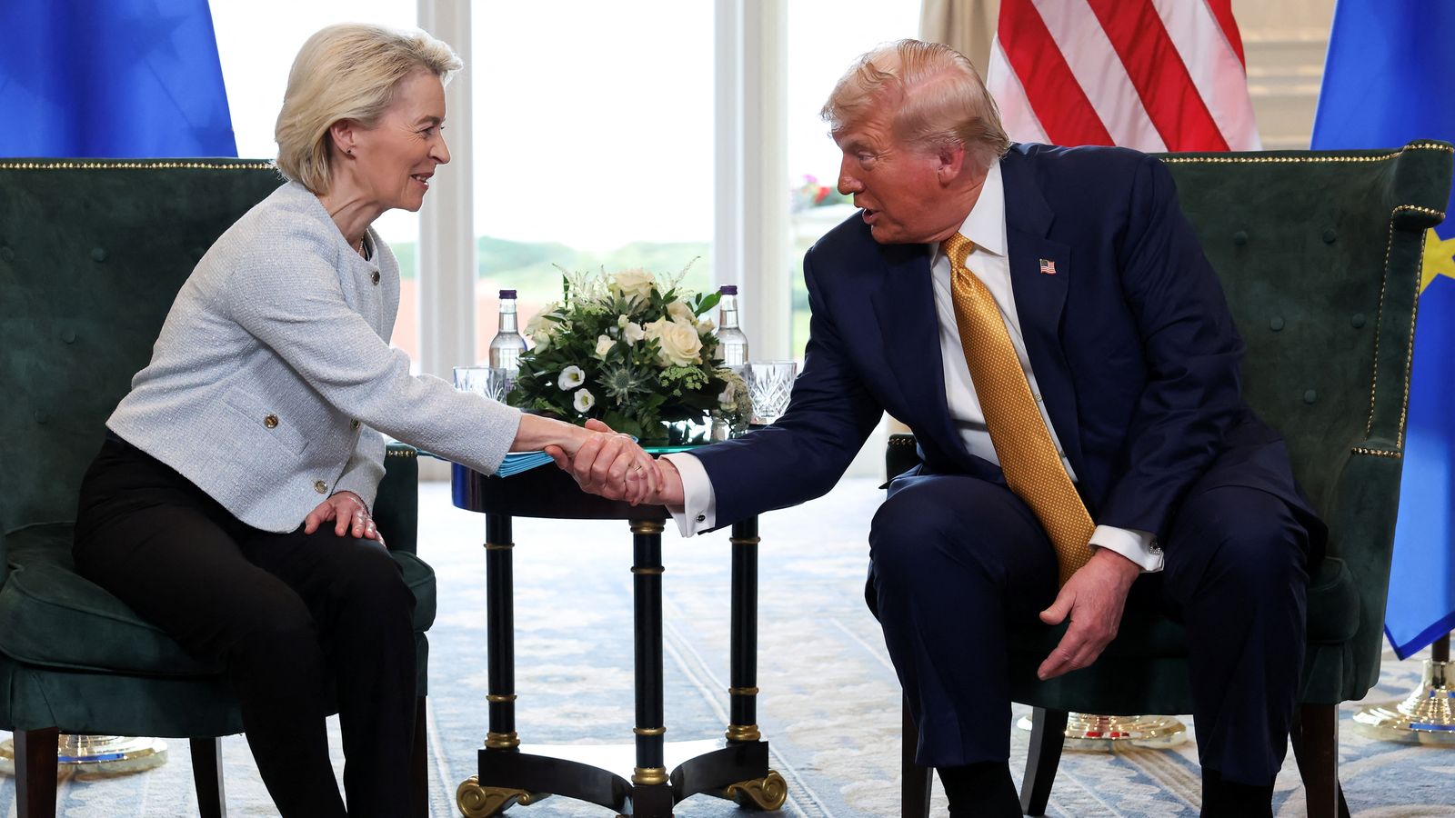 Ursula Von der Leyen i Donald Trump encaixen la mà abans de la reunió d'este diumenge a Escòcia