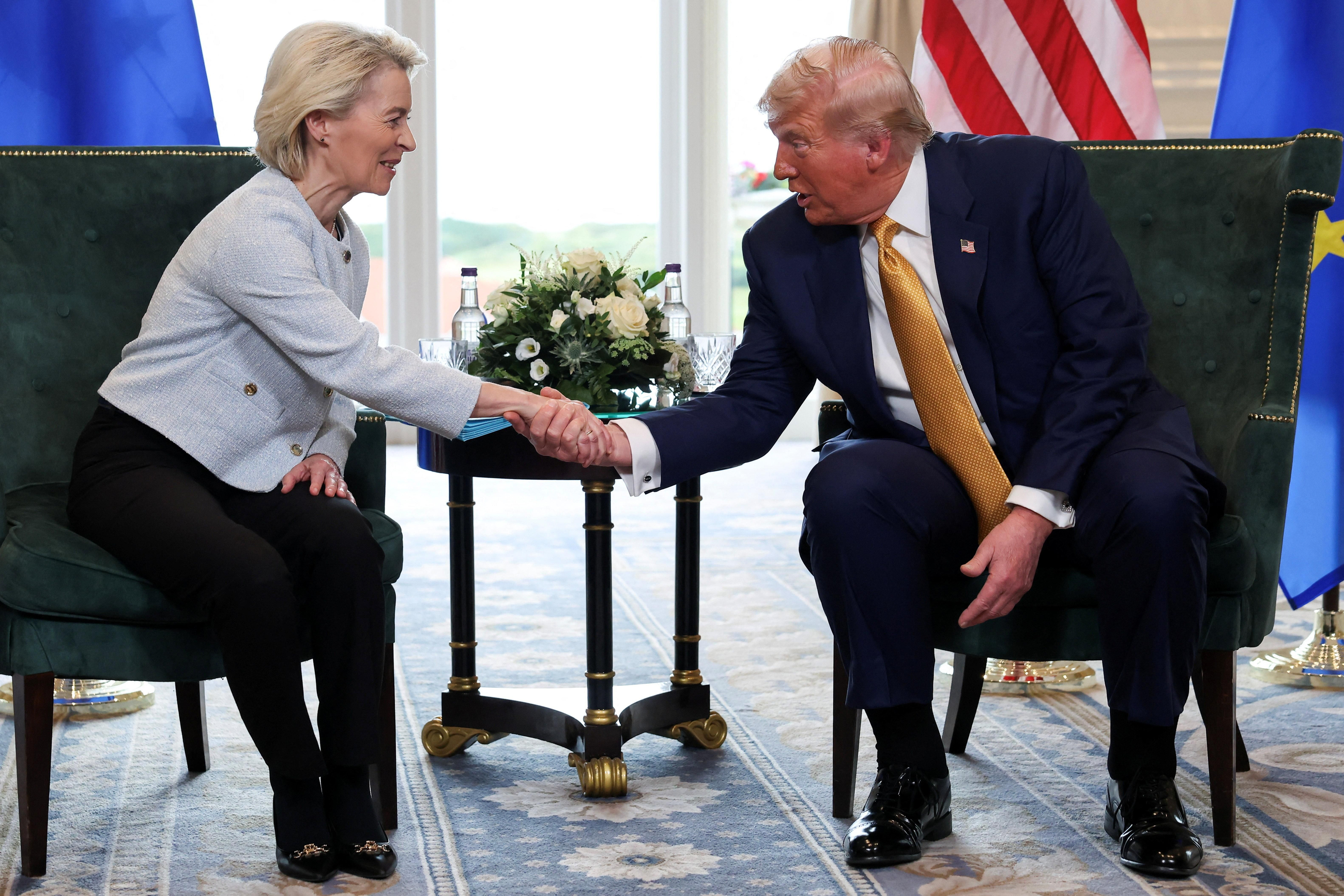 Ursula von der Leyen i Donald Trump encaixen la mà abans de la reunió d'este diumenge a Escòcia Ursula Von der Leyen i Donald Trump encaixen la mà abans de la reunió d'este diumenge a Escòcia