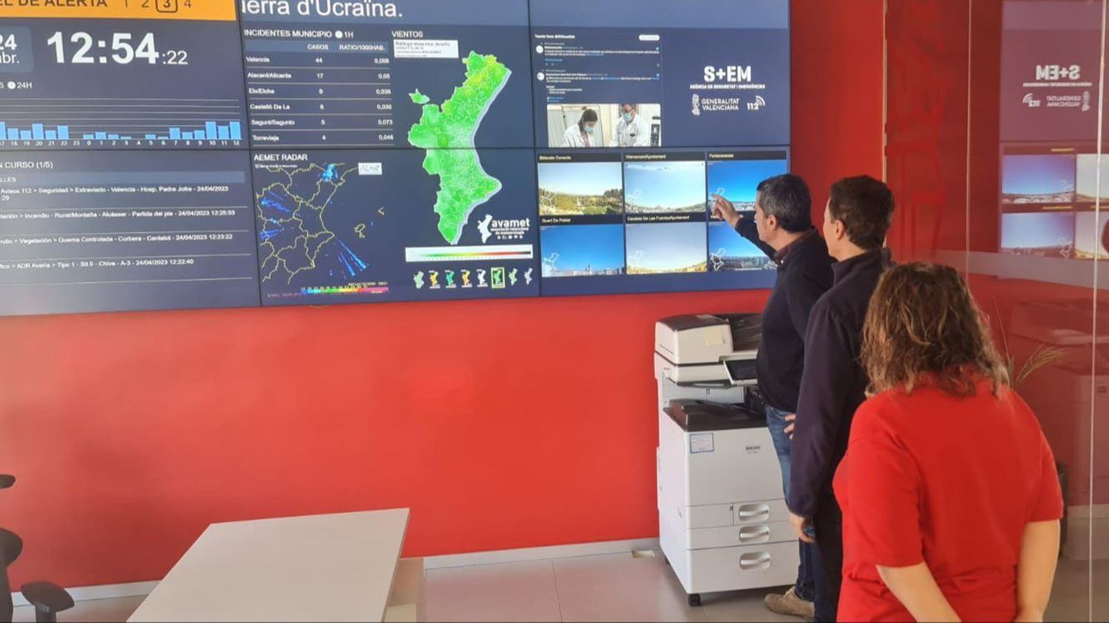 Responsables del pla contra incendis del 112 supervisen les càmeres de vigilància de què disposa aquest servei d'Emergències