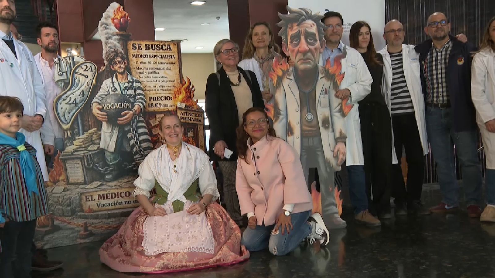 El personal mèdic amb la falla del metge cremat al