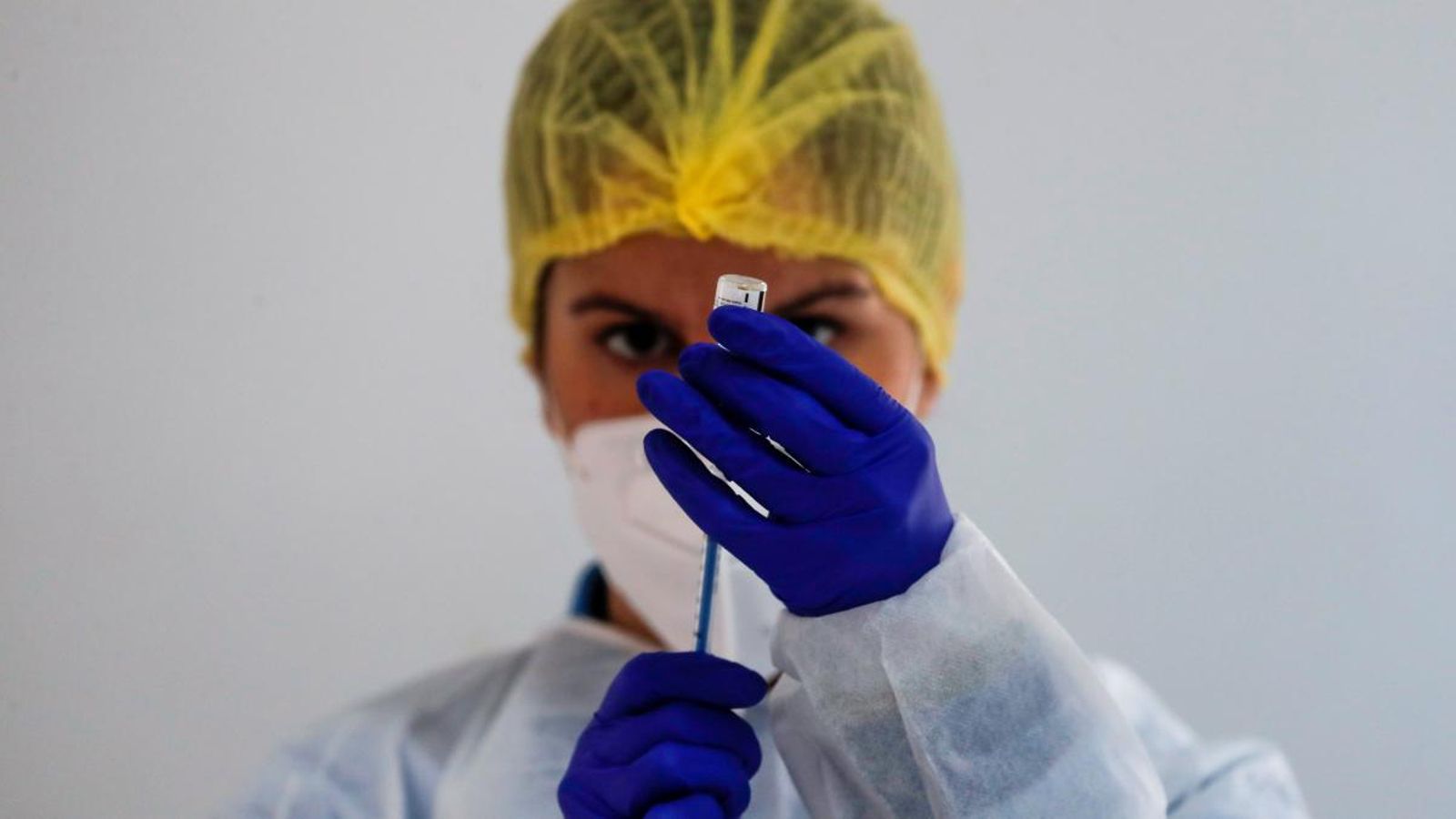 Una sanitària prepara una vacuna de Pfizer