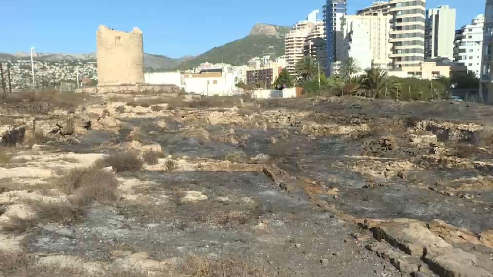 Aspecte que presentava aquest dilluns el jaciment dels Banys de la Reina, a Calp, després de l'incendi de dissabte