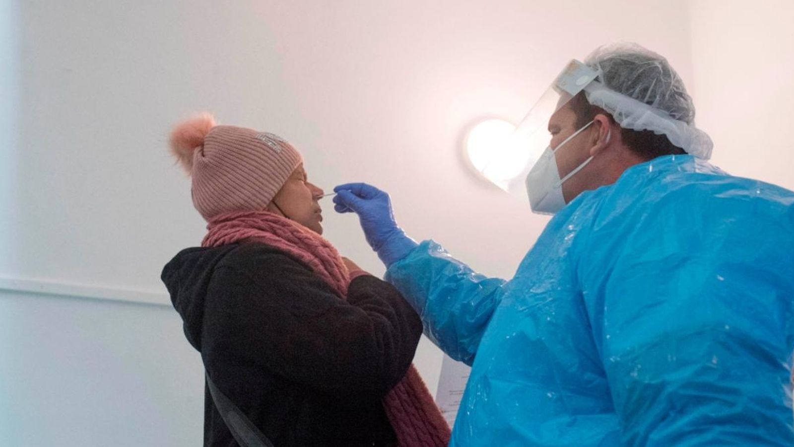 Personal sanitari, durant un PCR.