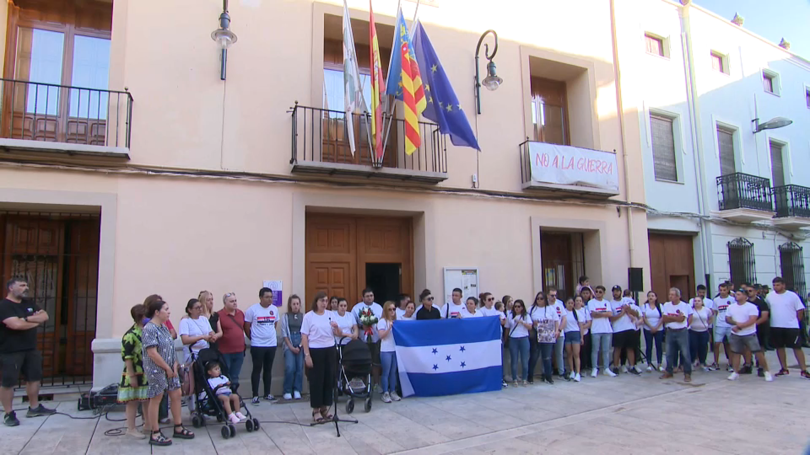 Concentració a Canals (Costera) per a homenatjar les víctimes de l'atropellament