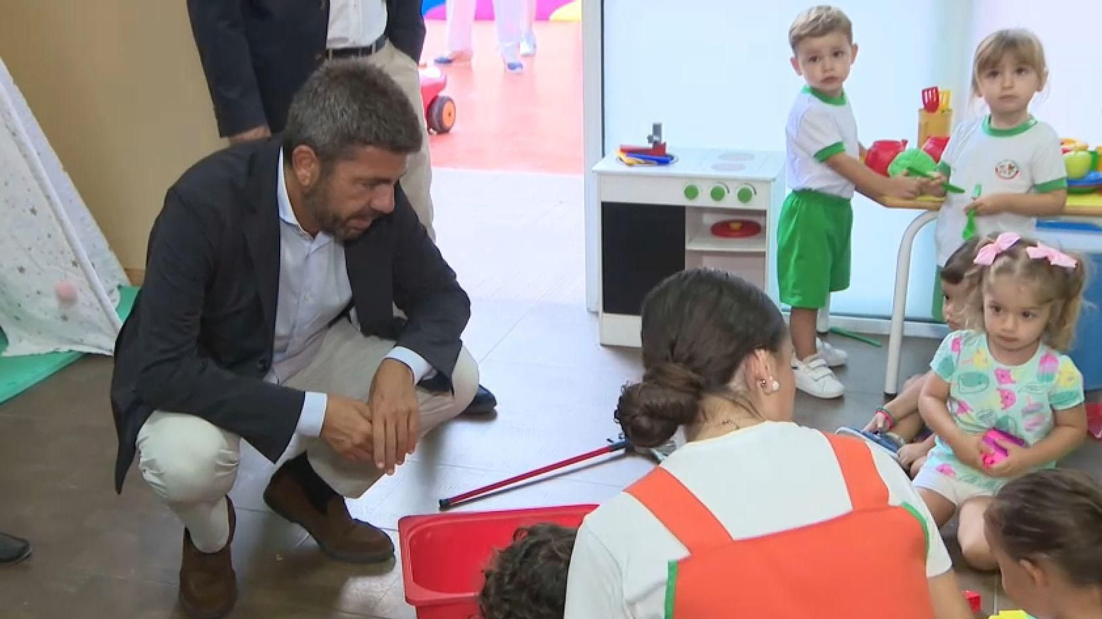 El president Carlos Mazón visita un aula d'una escoleta de Sant Vicent del Raspeig en l'estrena del curs escolar