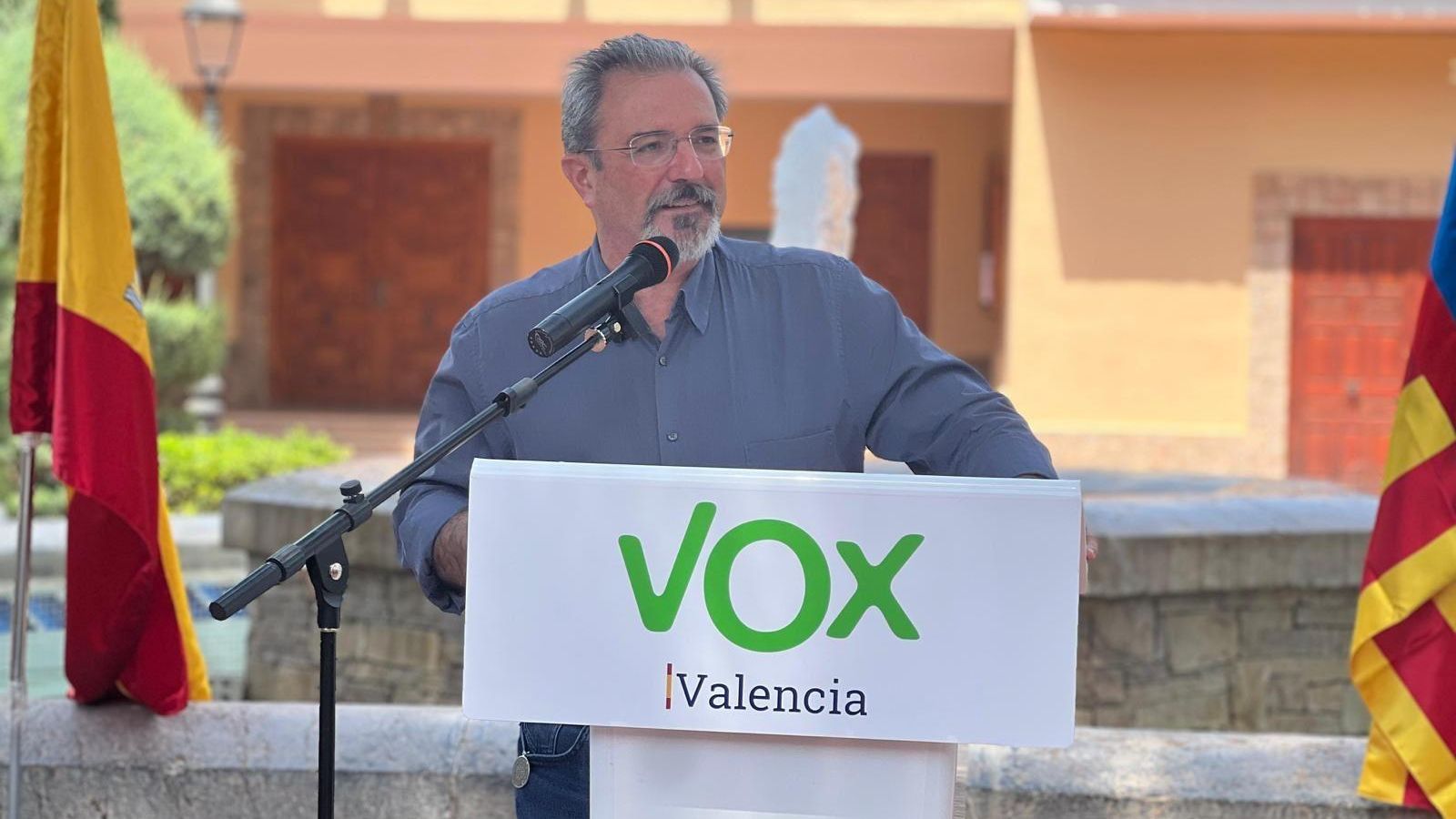 Carlos Flores en un acte recent Carlos Flores es un acte recent