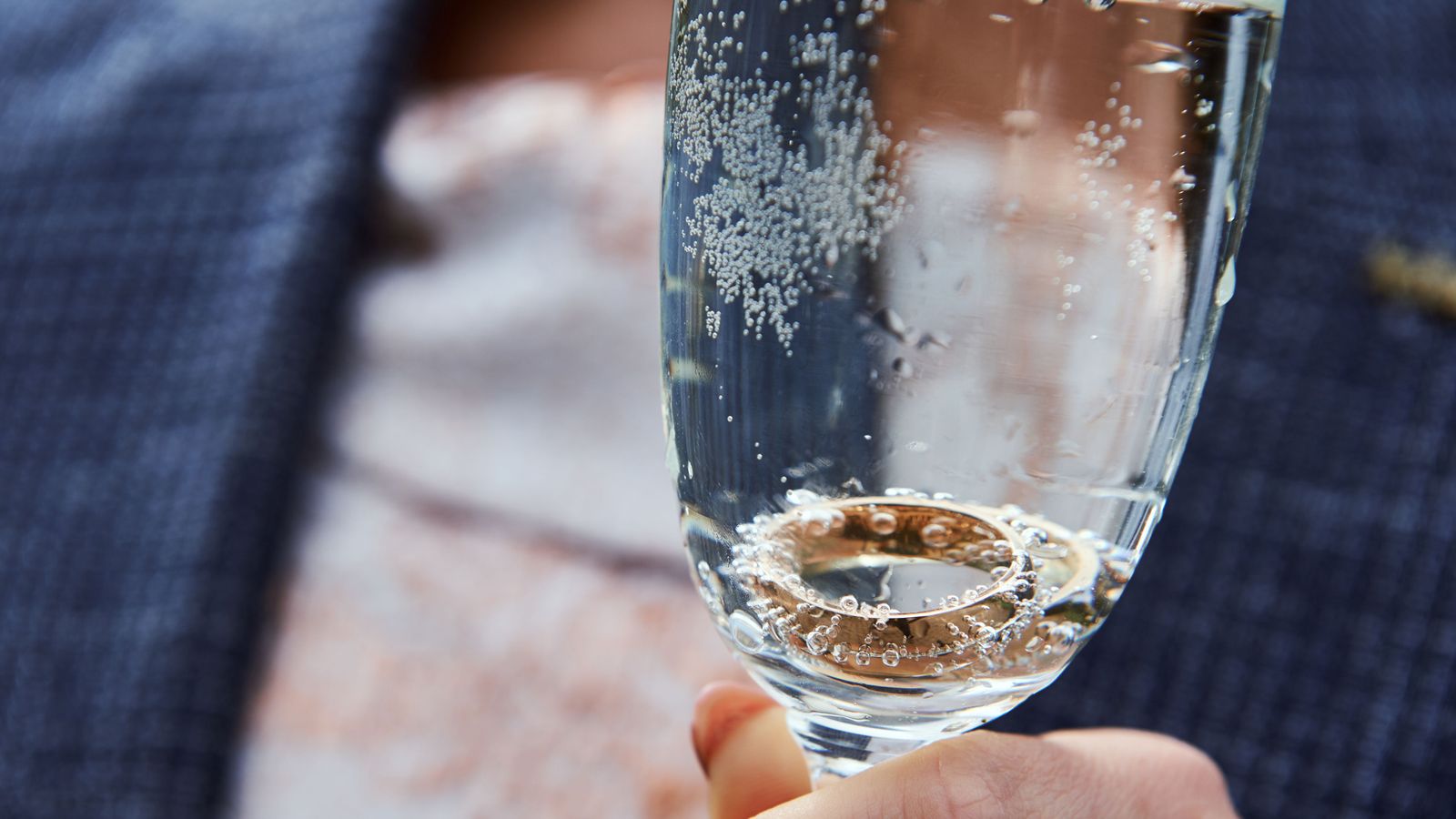 Anell d'or dins d'una copa de xampany