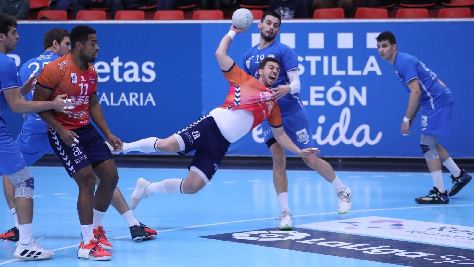 Un jugador del Benidorm intenta fer un llançament a porteria