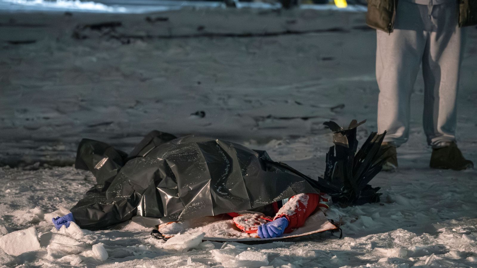 El cos cobert d’un sanitari mort en un nou atac rus al mateix punt on prèviament un dron havia impactat contra un edifici residencial , a Kíiv, este 9 de gener