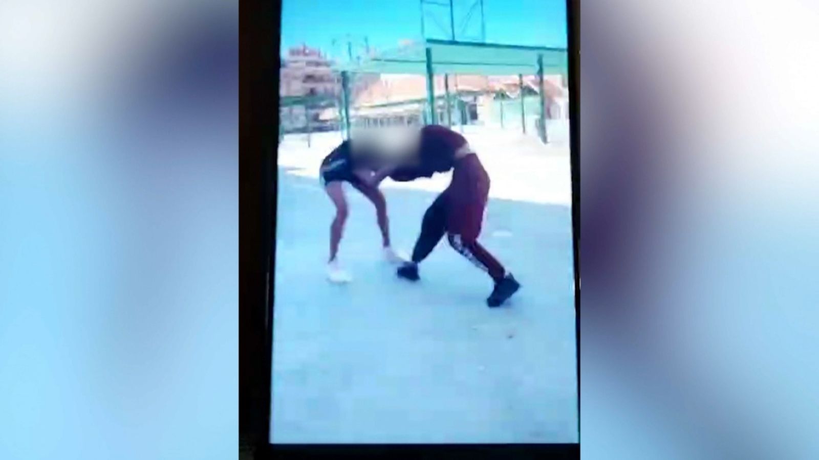 Baralla entre menors enregistrada amb un mòvil