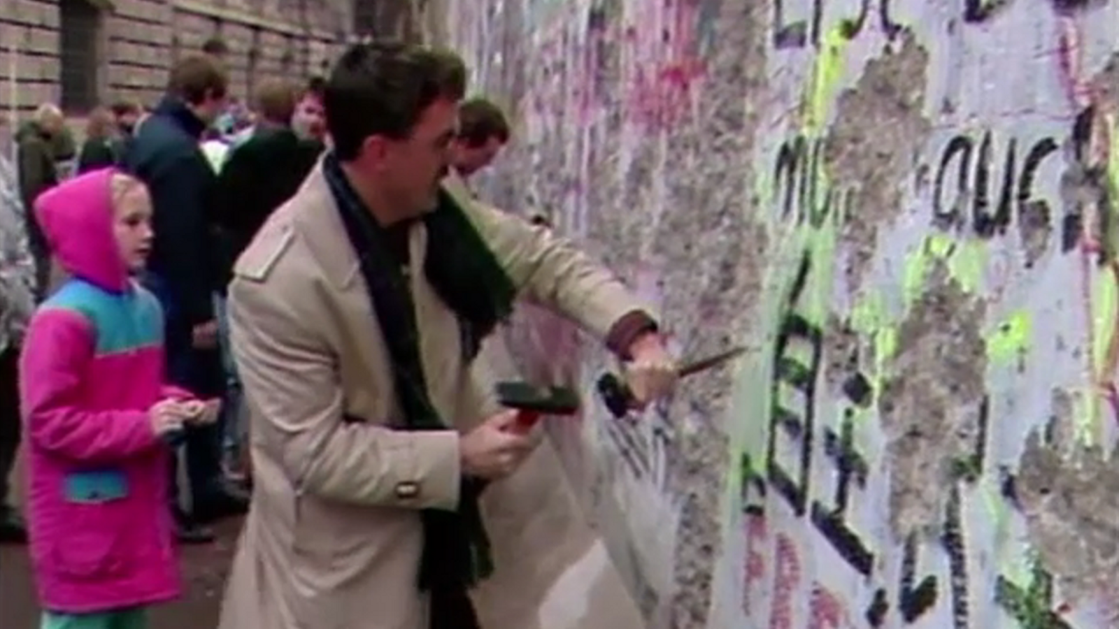 Imatxe d'arxiu d'un home picant el mur