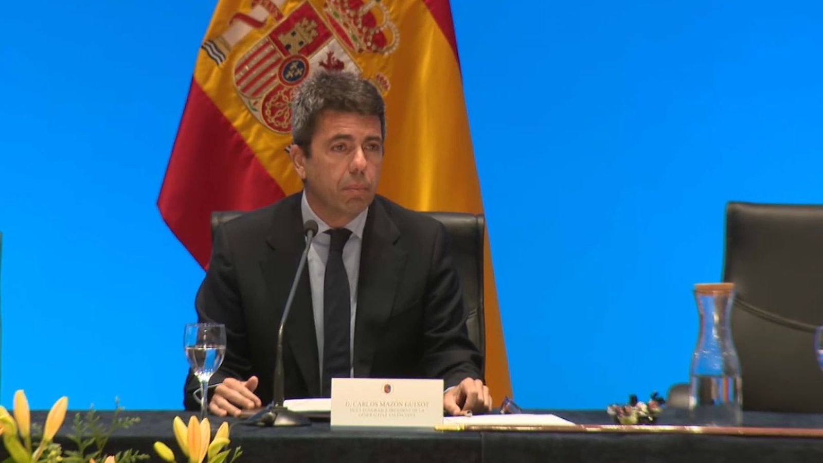 El cap del Consell, des de la taula presidencial, quan intervenia la jove que li ha dirigit desqualificacions
