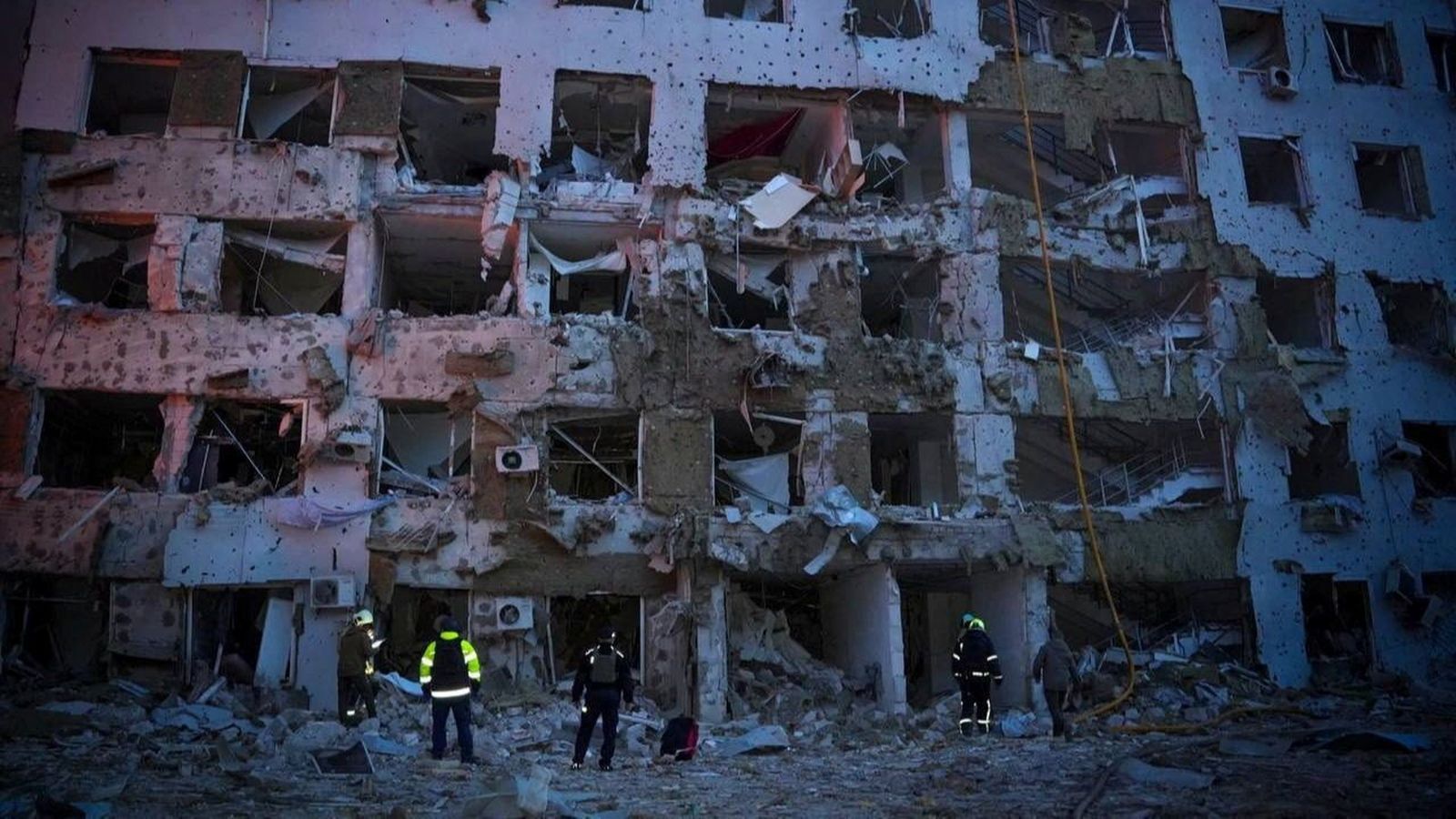 En imarge, un edifici d'apartaments d'Odessa després de l'impacte dels projectils russos